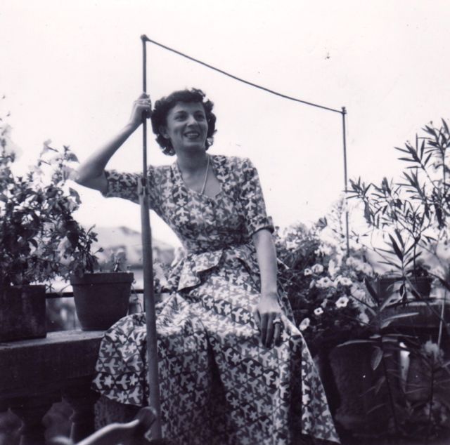 Moeder had via een postorderbedrijf een installatie gekocht die, als je er onder ging zitten, instant gelukkig maakte. En content dat ze was!